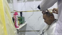 Momen cukur habis rambut di kepala ini menjadi akhir dari rangkaian enam rukun haji. Jemaah haji Maktour melakukannya pada Rabu (28/6) usai melakukan tawaf dan sa’i. (Foto: Doni Wahyudi/detikcom)
