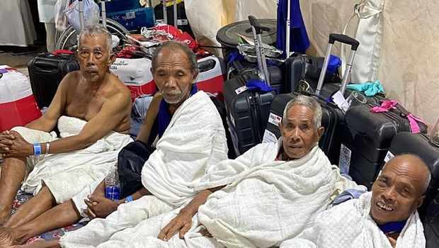 Potret jemaah haji RI tidur di luar tenda di Mina.