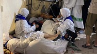 Kasur-kasur digelar di depan tenda. Jemaah tidur dan makan di atas kasur-kasur tersebut. Ada juga yang tampak membongkar koper.