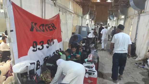 Potret jemaah haji RI tidur di luar tenda di Mina.