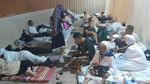 Potret Jemaah Lansia RI yang Terpaksa Tidur di Luar Tenda di Mina
