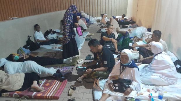 Potret jemaah haji RI tidur di luar tenda di Mina.