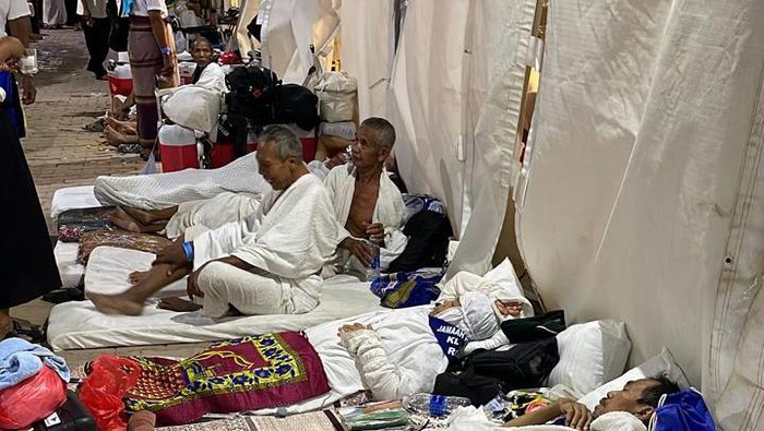 Potret jemaah haji RI yang tidur di luar tenda di Mina.
