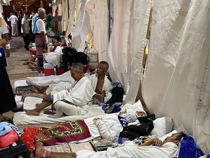 Penampakan Jemaah Lansia RI Terlantar Tidur di Luar Tenda di Mina