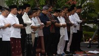 Presiden Joko Widodo (keempat kiri) melaksanakan salat Idul Adha 1444 H di halaman Istana Kepresidenan Yogyakarta, Kamis (29/6/2023). 