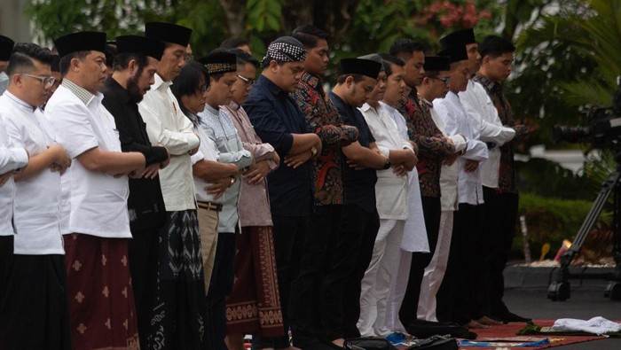 Presiden Joko Widodo (keempat kiri) melaksanakan shalat Idul Adha 1444 H di halaman Istana Kepresidenan Yogyakarta, Kamis (29/6/2023). Shalat Idul Adha 1444 H di lokasi itu diikuti ribuan umat Islam. ANTARA FOTO/Andreas Fitri Atmoko/tom.
