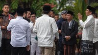 Presiden Joko Widodo (kanan) menyapa warga seusai melaksanakan salat Idul Adha 1444 H.