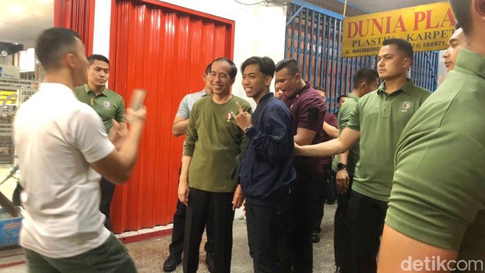 Potret Jokowi Sapa Warga Jogja di Kawasan Malioboro Presiden Joko Widodo menyapa para warga di kawasan Malioboro, Yogyakarta, Kamis (29/6/2023).