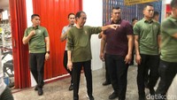 Sebelumnya, Jokowi beserta keluarga menjalani salat Idul Adha di halaman Gedung Agung, Istana Kepresidenan, Yogyakarta.  