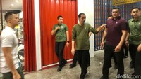 Presiden Joko Widodo menyapa para warga di kawasan Malioboro, Yogyakarta, Kamis (29/6/2023). 