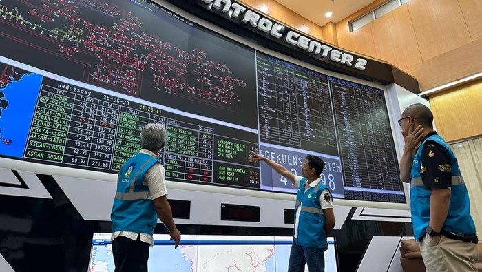Potret Pasukan PLN Jaga Listrik di Idul Adha PT PLN (Persero) pastikan keandalan pasokan listrik nasional pada perayaan hari raya Idul Adha 1.444 Hijriah. Beban puncak listrik nasional saat Idul Adha mencapai 35,7 gigawatt (GW) sedangkan daya mampu pasok sebesar 44,5 GW sehingga terdapat cadangan sebesar 8,8 GW.
