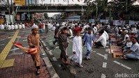 Sejak jam 6 pagi, umat Muslim mulai berdatangan untuk salat Idul Adha. 