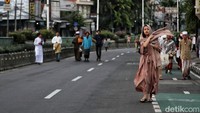 Warga berjalan menuju lokasi salat Idul Adha di kawasan Jalan Otista, Kampung Melayu, Jakarta Timur, Kamis (29/6/2023). 