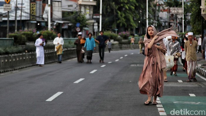 Potret Salat Idul Adha di Kampung Melayu Ratusan umat Muslim melaksanakan salat Idul Adha di kawasan Jalan Otista, Kampung Melayu, Jakarta Timur, Kamis (29/6/2023).