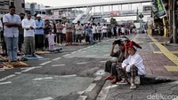 Salat pun dimulai tepat pukul 07.00 WIB ketika jemaah mulai terkumpul.