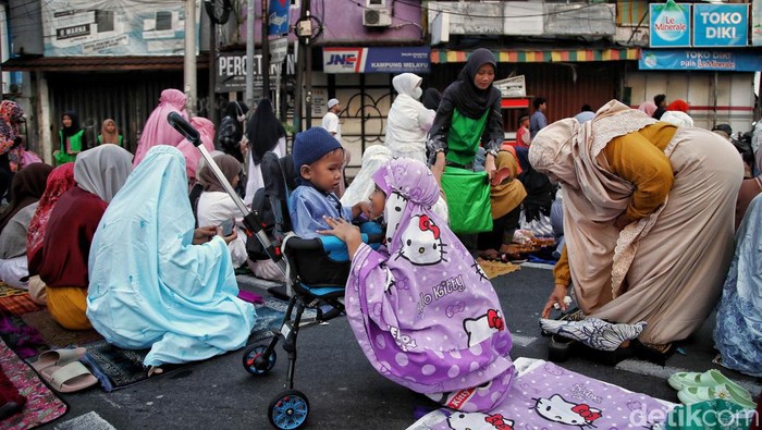Ratusan umat Muslim melaksanakan salat Idul Adha di kawasan Jalan Otista, Kampung Melayu, Jakarta Timur, Kamis (29/6/2023).