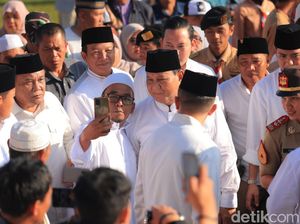 Prabowo Salat Idul Adha di Stadion Mandalamukti, Jemaah Ajak Selfie
