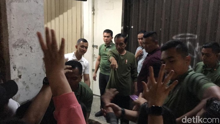 Presiden Jokowi jalan-jalan di Malioboro Jogja, Kamis (29/6/2023) malam.