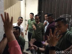 Jokowi Jalan di Malioboro Malam-malam, Bagikan Kaus dan Amplop