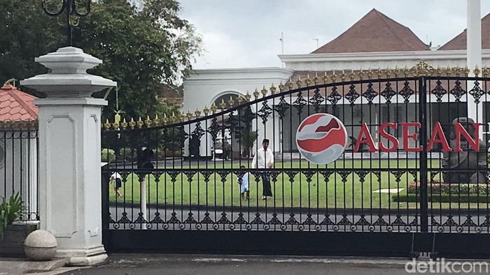Presiden Jokowi mengajak main Sedah Mirah dan Nahyan di Gedung Agung Jogja, Kamis  (29/6/2023). Tampak warga antusias menunggu di luar pagar Gedung Agung.