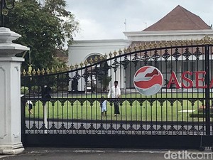 Momen Jokowi Momong Sedah Mirah dan Al Nahyan di Gedung Agung