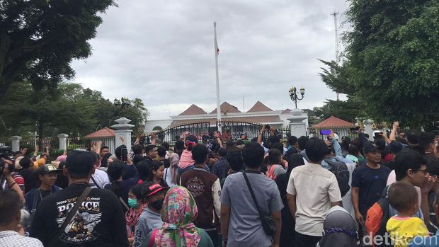 Presiden Jokowi mengajak main Sedah Mirah dan Nahyan di Gedung Agung Jogja, Kamis  (29/6/2023). Tampak warga antusias menunggu di luar pagar Gedung Agung.