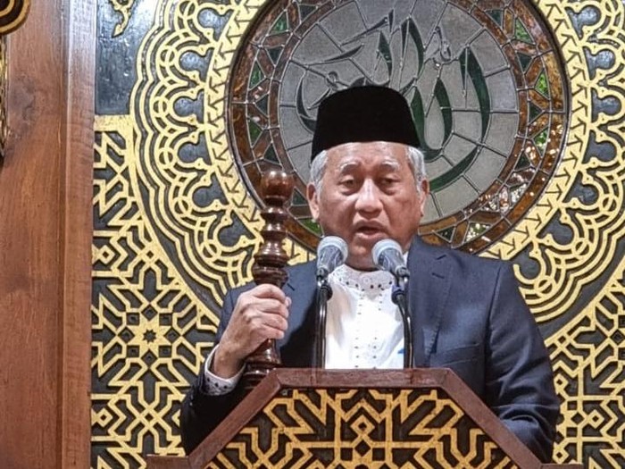Prof M Nuh menjadi khatib saat salat id di Masjid Al-Akbar Surabaya