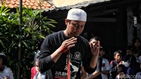 Petugas membaca doa usai menyembelih hewan kurban. 