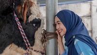 Tidak ada satu orang pun yang mau menyakiti kamu. Besok waktu Idul Adha, jangan sampe ada yang bilang saya menyiksa kamu, tutupnya. (Foto: dok. Instagram Ria Ricis) 