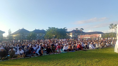 Ribuan jemaah melaksanakan salat Idul Adha di Lapangan Pusat Pemerintahan (Puspem) Kabupaten Badung, di Mangupura, Kamis (29/6/2023).