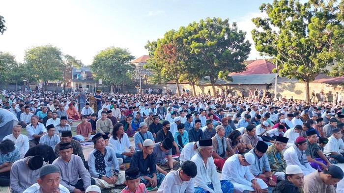 Ribuan umat muslim melaksanakan salat Idul Adha 1444 Hijriah di Lapangan Basket SMAN 4 Denpasar, Kamis (29/6/2023).