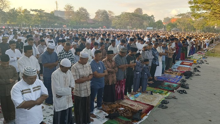 Ribuan umat muslim mengikuti salat Idul Adha 1444 Hijriah di Lapangan Lumintang, Denpasar, Bali, Kamis (29/6/2023). (Ni Made Lastri Karsiani Putri/detikBali)
