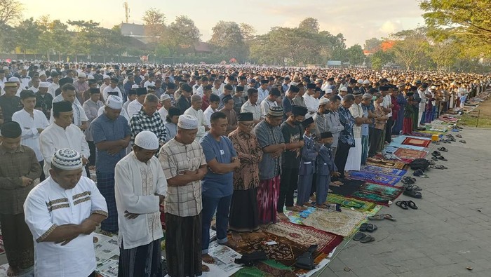 Ribuan umat muslim mengikuti salat Idul Adha 1444 Hijriah di Lapangan Lumintang, Denpasar, Bali, Kamis (29/6/2023). (Ni Made Lastri Karsiani Putri/detikBali)