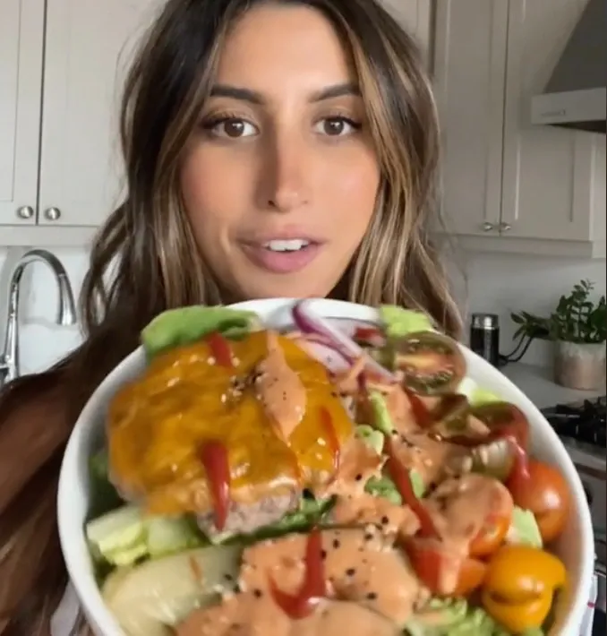Salad cheeseburger 350 kcal