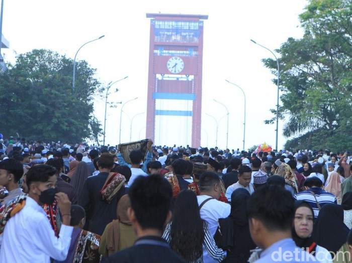 Salat Idul Adha di Jembatan Ampera.