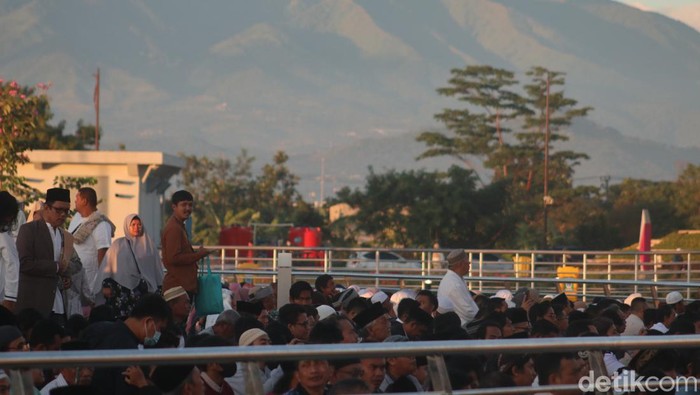 Salat id di Masjid Raya Al Jabar, Kota Bandung