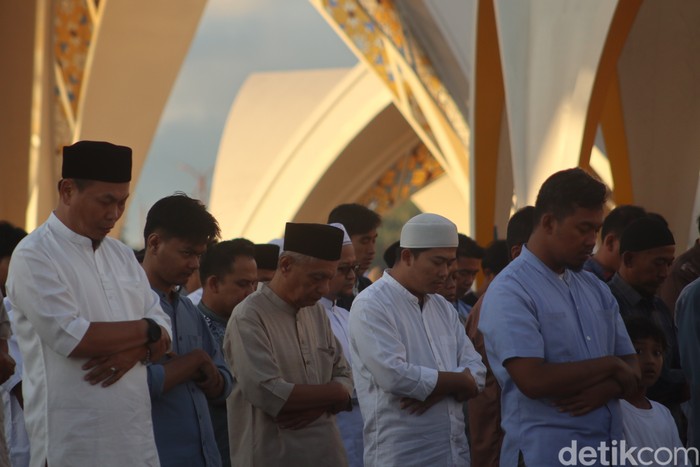 Salat id di Masjid Raya Al Jabar, Kota Bandung