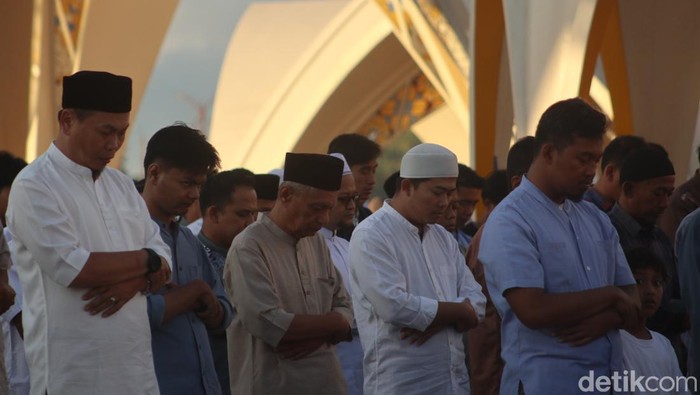 Salat id di Masjid Raya Al Jabar, Kota Bandung