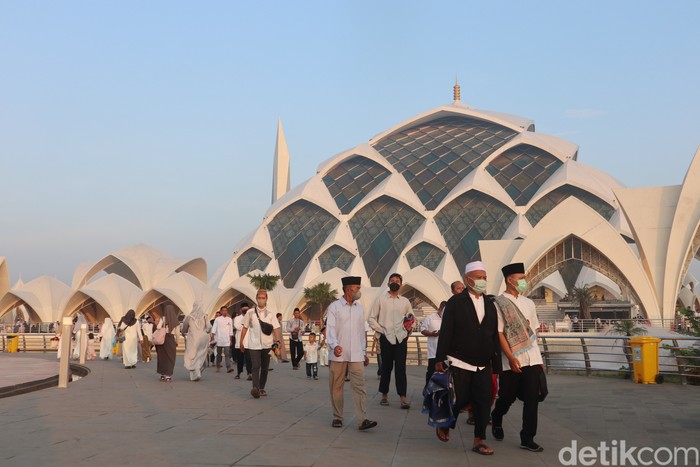 Salat id di Masjid Raya Al Jabar, Kota Bandung