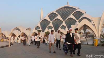 Melihat Prosesi Salat Id 1444 H di Masjid Raya Al-Jabbar