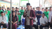 Sapi diserahkan Penjabat Gubernur Babel Suganda Pandapotan Pasaribu kepada pihak desa. Dia menyebut sapi kurban presiden merupakan amanah. (Foto: Deni Wahyono/detikSumbagsel)