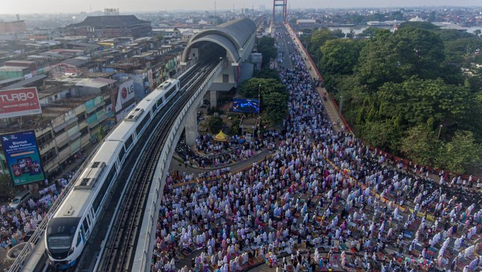 Ribuan umat Islam melaksanakan shalat Idul Adha di Bundaran Air Mancur (BAM) Masjid Agung Sultan Mahmud Badaruddin Jayo Wikramo Palembang, Sumatera Selatan, Kamis ((29/6/2023). Pemerintah menetapkan Idul Adha 1444 Hijriah jatuh pada Kamis (29/6). ANTARA FOTO/Nova Wahyudi/tom.