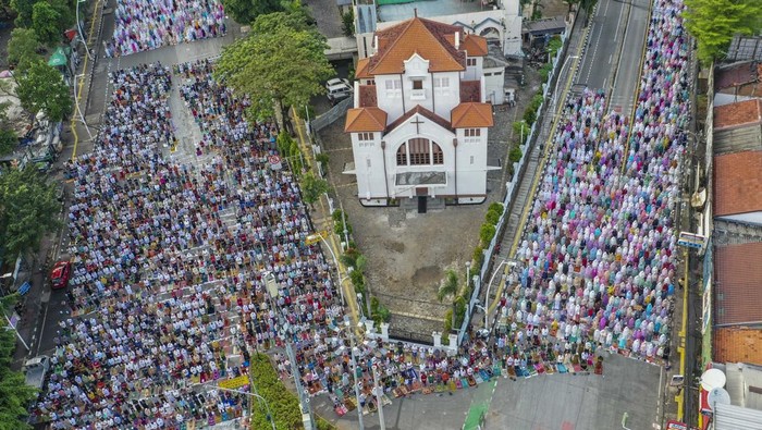 Foto udara umat Islam melaksanakan shalat Idul Adha 1444 H di Jatinegara, Jakarta Timur, Kamis (29/6/2023).  Pemerintah menetapkan hari raya Idul Adha 1444 H jatuh pada Kamis (29/6). ANTARA FOTO/Galih Pradipta/tom.