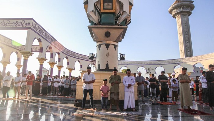Umat Islam melaksanakan shalat Idul Adha 1444 Hijriah di Masjid Agung Jawa Tengah (MAJT), Semarang, Jawa Tengah, Kamis (29/6/2023). Pemerintah menetapkan Hari Raya Idul Adha 1444 Hijriah atau 10 Zulhijah jatuh pada Kamis (29/6). ANTARA FOTO/Makna Zaezar/tom.