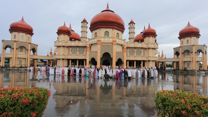 Sejumlah umat Islam melaksanakan shalat Idul Adha di halaman Masjid Agung Baitul Makmur Meulaboh, Aceh Barat, Aceh, Kamis (296/2023). Pemerintah menetapkan Hari Raya Idul Adha 10 Dzulhijah1444 H pada Kamis (29/6). ANTARA FOTO/Syifa Yulinnas/tom.