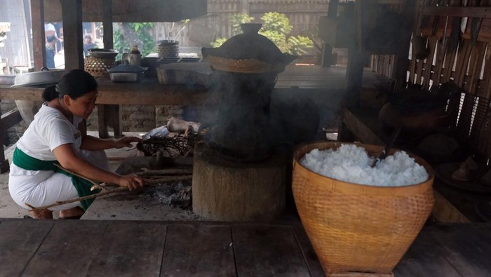 Sensasi Kuliner di βDapur Tradisionalβ Bali Koki menyajikan ikan timbungan atau hidangan tradisional khas Bali kepada wisatawan di Dapur Bali Mula, Desa Les Tejakula, Buleleng, Bali, Kamis (29/6/2023). Warung kuliner yang mengusung konsep dapur tradisional Bali tersebut menjadi daya tarik bagi wisatawan untuk berkunjung dan menerapkan sistem pembayaran secara sukarela. ANTARA FOTO/Nyoman Hendra Wibowo/hp.