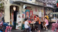 Memasuki bagian Gedung Chandra yang sudah dirombak menjadi Petak Enam, terlihat banyak spot foto atau tempat makan Instagrammable yang menarik perhatian. Foto: detikFood