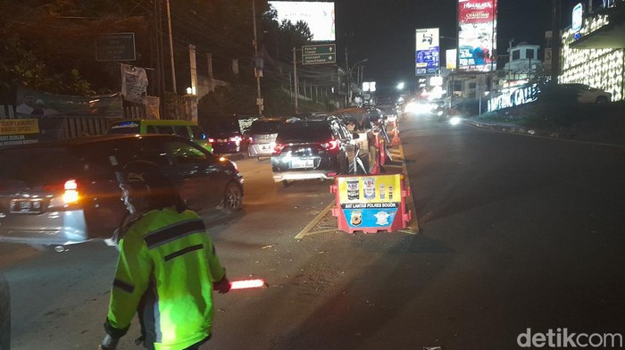 Situasi lalu lintas di Jalur Puncak Bogor