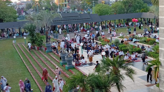 Suasana jelang pelaksanaan sholat Idul Adha di Masjid Al-Markaz Suasana jelang pelaksanaan sholat Idul Adha di Masjid Al-Markaz