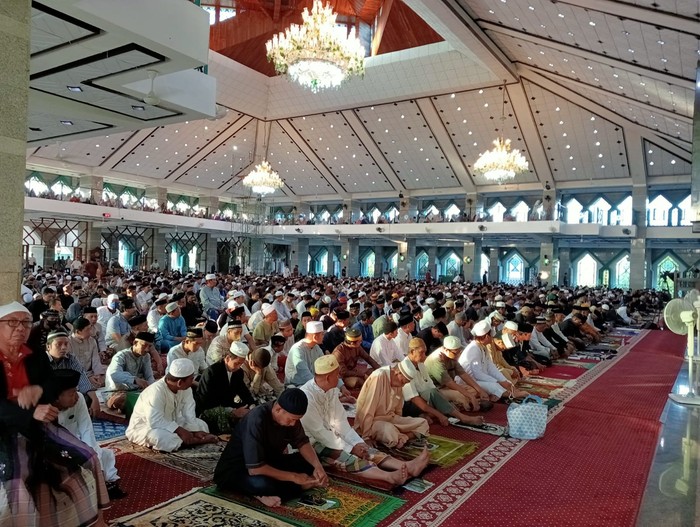 Suasana jelang pelaksanaan sholat Idul Adha di Masjid Al-Markaz